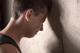 Tatăl a 5 copii şi-a pus capăt zilelor, fiind găsit de fiul său cel mare în nucul vecinului, la Vaslui