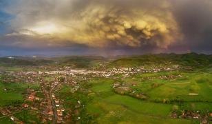 Nori unici deasupra oraşului Brad