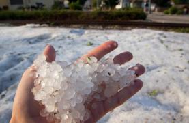 Alertă meteo cu efect imediat. 9 judeţe lovite acum de vijelii puternice şi fenomene meteo extreme