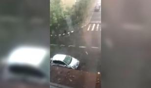 Rupere de nori la Râmnicu Vâlcea. Oraşul a fost inundat şi acoperit de grindină