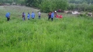 Echipe de salvare resuscitează o fetiță luată de inundații la Sângeru