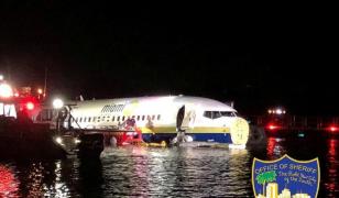 Boeing 737 aterizat în râu