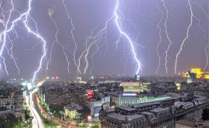 Alertă meteo specială pentru Bucureşti. Frig, vijelii şi furtuni puternice
