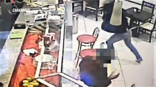 Român dat afară dintr-un bar, în Torino, se întoarce cu o rangă şi distruge totul (Video)