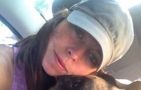 Tessie Sylvester pozează alături de câinele ei