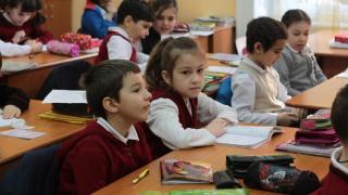 Ministrul Educaţiei, Ecaterina Andronescu a transmis, duminică seară, că mai multe şcoli din ţară ar putea fi închise dacă vremea se va înrăutăţi