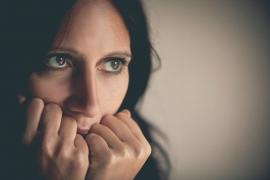 Autorităţile au sfătuit-o pe femeie să se ascundă în baie când băiatul devine violent