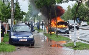 O maşină a ars ca o torţă, în această dimineaţă, în Capitală