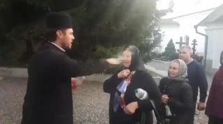 Credincioși stropiți peste față cu aghiasmă