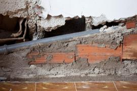 Un hoţ din Suceava a dărâmat peretele unei case ca să o jefuiască, ignorând uşa sau fereastra