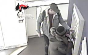 Hoțul român jefuiește o bătrână la bancomat