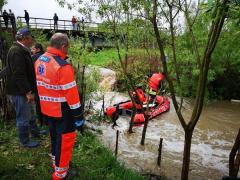 Micuţul se juca împreună cu un vecin pe malul unui pârâu când a căzut în apă