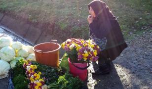Bătrâna care vindea flori în Buzău, moartă într-un accident la Ulmeni