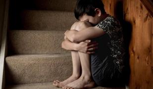 Asistentă maternală a abuzat un băieţel