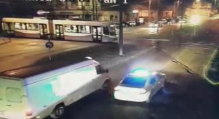 Momentul în care un tramvai spulberă o maşină de poliţie în misiune, la Timişoara (Video)