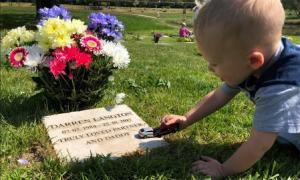 Harvey îi arată maşinuţele sale preferate, îndemnându-l să „se joace împreună”