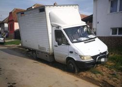 O fată de 14 ani a condus un camion ca să-şi ia o îngheţată şi a spulberat un copil de 12 ani pe trotuar, la Sibiu