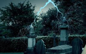 Doi bărbaţi loviţi de fulgere într-un cimitir din Vatra Dornei