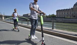 Taximetriştii vor interzicerea trotinetelor în Bucureşti: 'Ăştia ne ia toţi clienţii'
