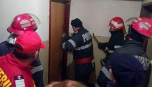 O femeie care ţinea în casă cadavrul în descompunere al mamei sale s-a aruncat de la etajul 8 când au venit poliţiştii