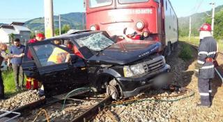 Range Rover lovit în plin de tren la Câmpulung, târât 30 de metri, şoferul încă în viaţă