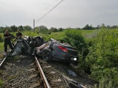 Opel făcut bucăţi de tren, la Beiuş, şoferul a murit pe loc, după de ar fi forţat trecerea la calea ferată (Video)