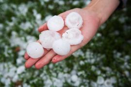 Alertă meteo cu efect imediat. 14 judeţe lovite acum de vijelii puternice şi grindină de mari dimensiuni