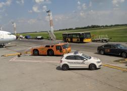 Oprire bruscă a unui avion, pe Aeroportul Otopeni. Comandantul a anunţat că nu mai decolează