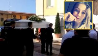 Sicriul româncei condus la biserică în Italia