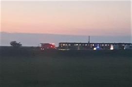 Microbuz plin cu pasageri spulberat de tren, în Timiş. Şoferul nu s-a asigurat la trecerea peste calea ferată