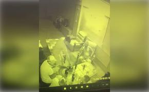 Bătaie cruntă filmată într-un bar din Mioveni. Un tânăr ia din senin sticla de pe masă şi loveşte (Video)