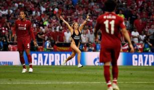 Tânără goală pe teren