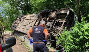 Autocar cu copii răsturnat