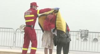 Oameni în furtună pe aeroportul din Sibiu