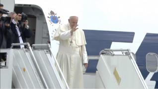 Papa Francisc pe scara avionului