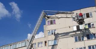 Mai mulţi trecători au crezut că bărbatul care vomita vrea să se sinucidă