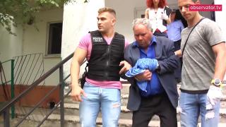 Vasile Tofan încadrat de polițiști după reconstituirea crimei