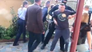 Noi imagini dramatice cu Sorina, în timpul intervenţiei cu mascaţi de la Baia de Aramă (Video)