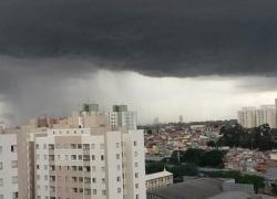 Ploi torenţiale şi vijelii în Bucureşti