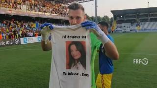 Căpitanul Ionuț Radu arată tricoul cu chipul surorii sale
