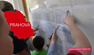 Candidaţi privesc rezultatele la Evaluarea Naţională