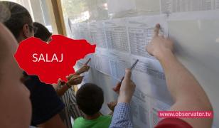 Candidaţi privesc rezultatele la Evaluarea Naţională