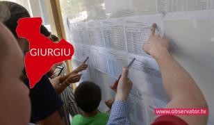 Candidaţi privesc rezultatele la Evaluarea Naţională