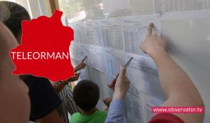 Candidaţi privesc rezultatele la Evaluarea Naţională