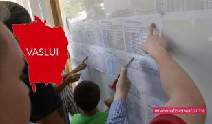 Candidaţi privesc rezultatele la Evaluarea Naţională