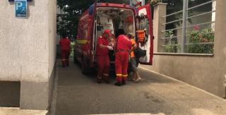 Fetiţă strivită de o uşă metalică, uitată rezemată de un zid, la Botoşani