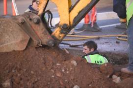 Bărbat în stare critică, opărit de apa fiartă care a ţâşnit dintr-o conductă spartă de muncitori, la Hunedoara