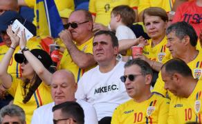 Gheorghe Hagi privește meciul de la Bologna