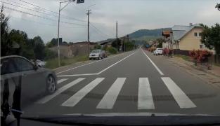 Doi copii aproape ucişi pe trecere