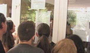 Candidaţi privesc rezultatele la Evaluarea Naţională 2019